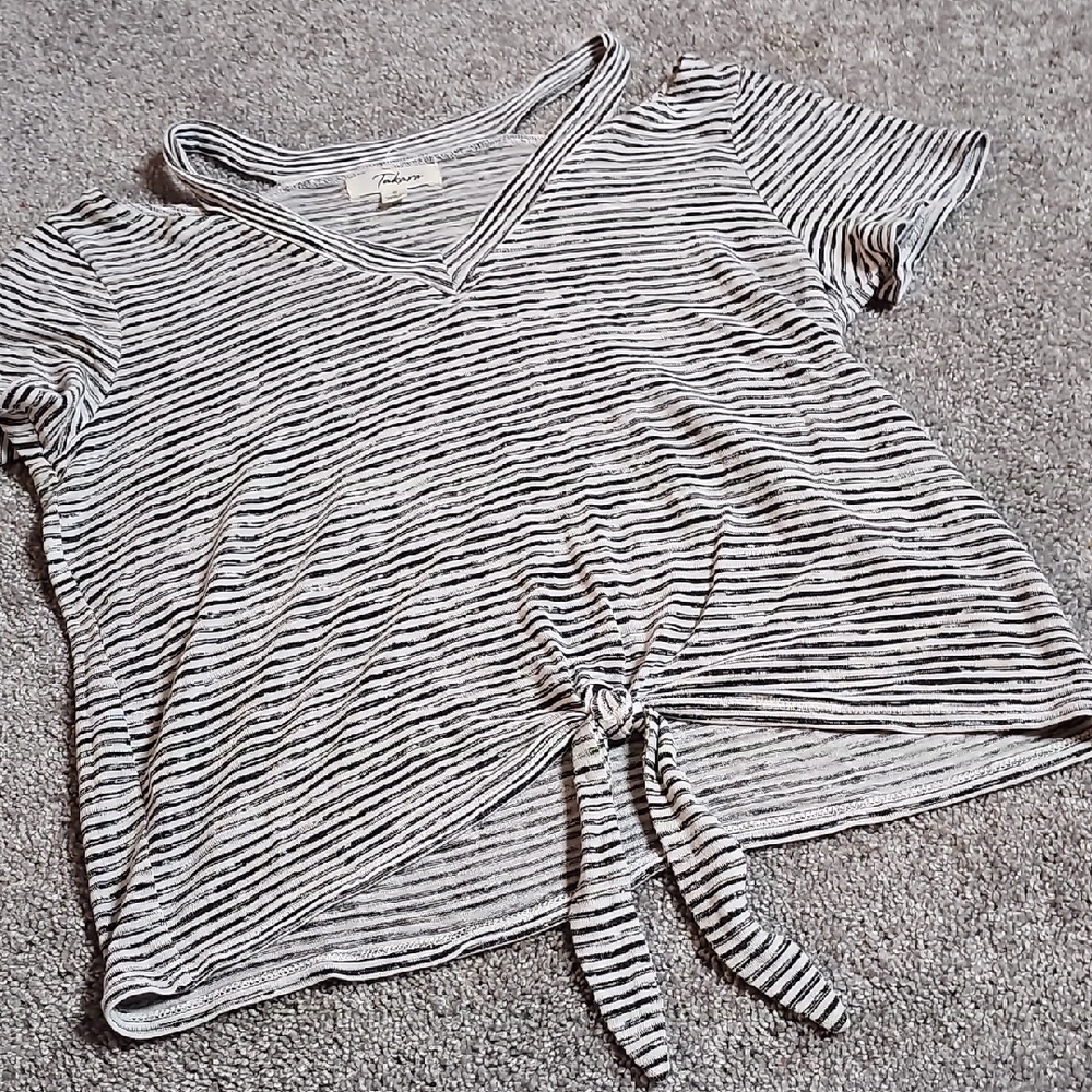 🟠E6🔹️Takara Black and White Striped V-Neck Tee